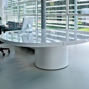 Den 7 cm tykke plade på Asymmetrical rager ud over sideskabet