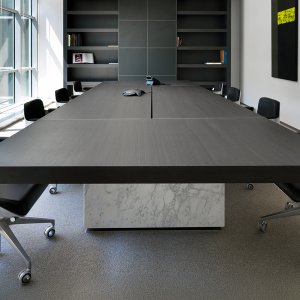 Nero-lakeret sideskab under en plade i mørk eg, Asymmetrical