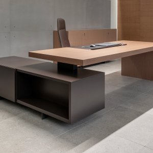 Chefskrivebord Asymmetrical fra Tecno pakket ud af sin ene kasse
