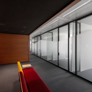 Kontoretage inddelt med W80 systemet fra Tecno