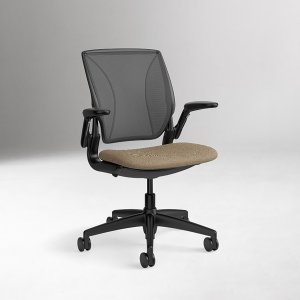 World LM fra Humanscale med trepanelet netryg og sort stel