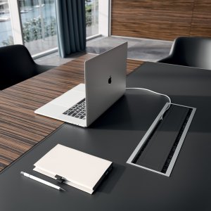 X10 med strukturelt sidebord og skuffesektion