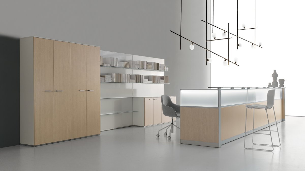 Receptionsskranke med bagbelyst front i matteret glas, skabe i lys eg og åbne hylder