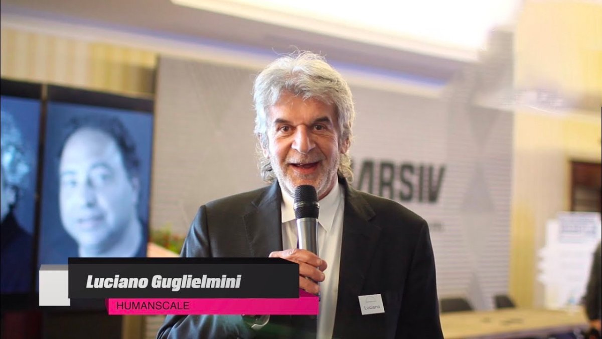 Luciano Guglielmini fra Humanscale taler i en mikrofon ved et arrangement