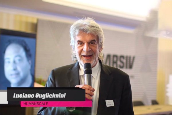 Luciano Guglielmini fra Humanscale taler i en mikrofon ved et arrangement