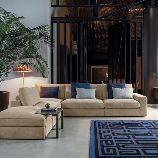 Flexteam Globe sofa i stof i en lys dagligstue