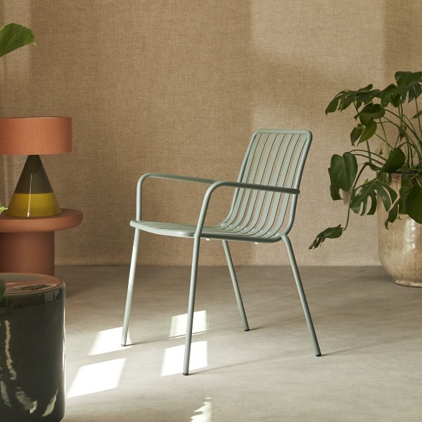 Enkle Green stole i en lys dansk kantine