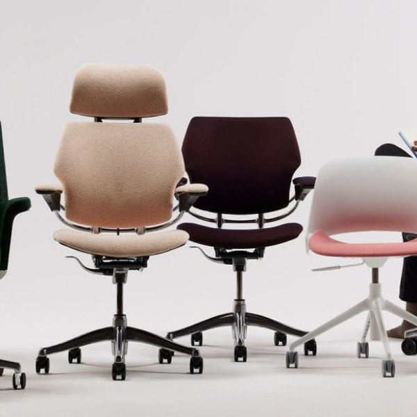 Ergonomisk Humanscale-arbejdsplads på et kontor