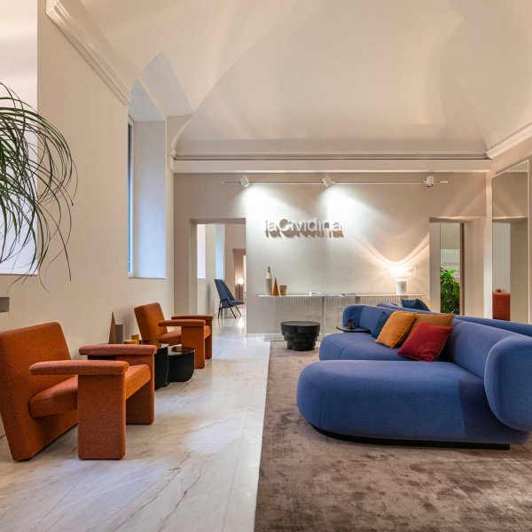 Signeret designsofa fra LaCividina i en loungezone