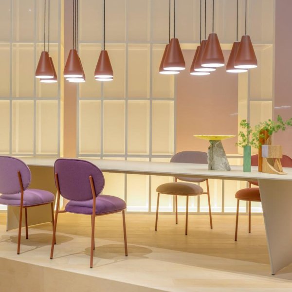Virksomheds-venteområde med designstole og borde fra Pedrali