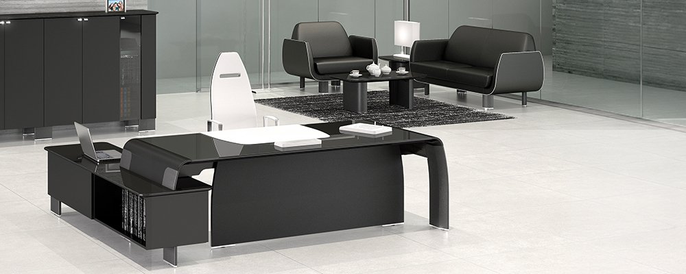 Skrivebord med sidebord og skab