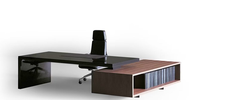 Skrivebord med sidebord og skab