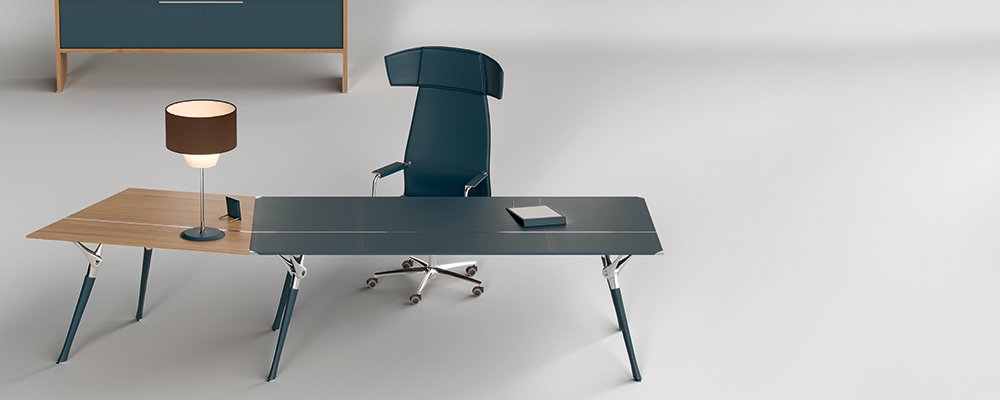 Skrivebord med sidebord og skab