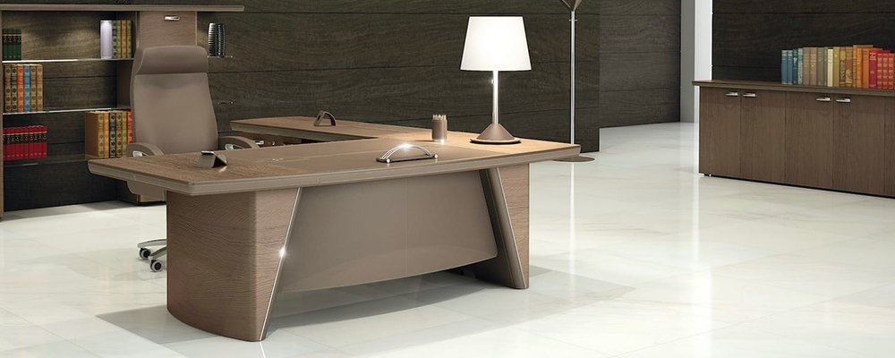 Skrivebord med sidebord og skab