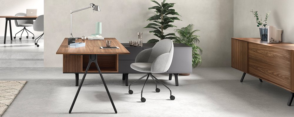 Skrivebord med sidebord og skab