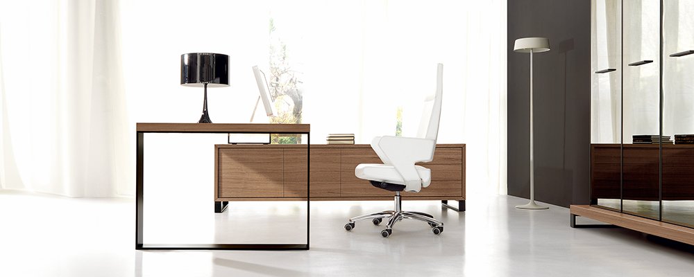 Skrivebord med sidebord og skab
